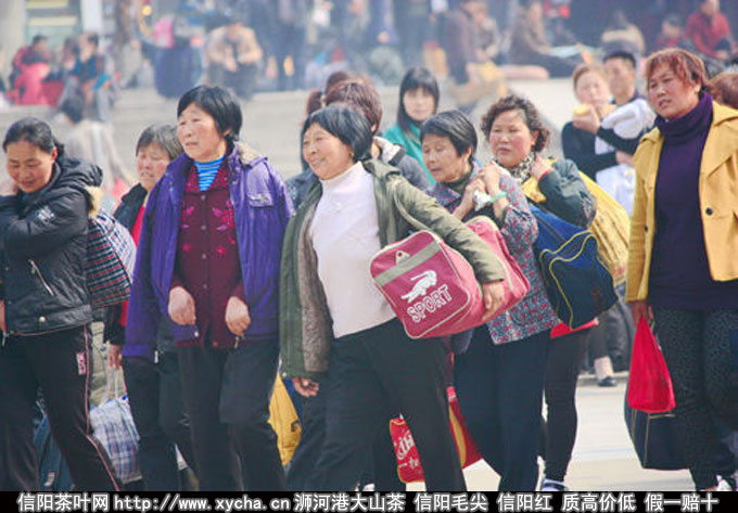 采茶女工高峰期信阳火车站贴心服务举措